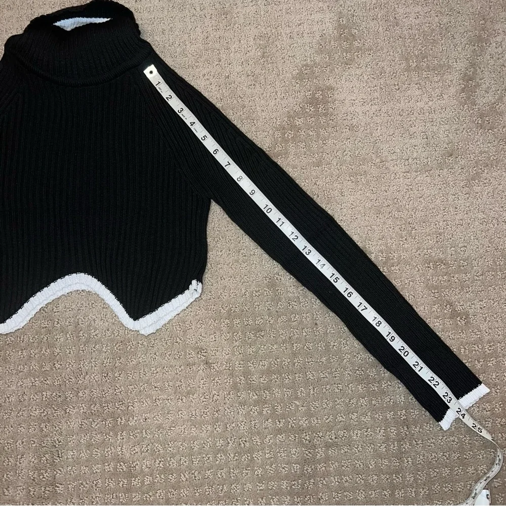 NWT Boutique Vestique Turtle Neck Cropped Sweater Size Small - Picture 5 of 6